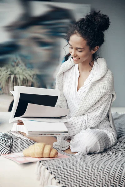 Уютный Домашний Портрет Молодой Женщины Белой Пижаме Сидящей Кровати Читающей — стоковое фото