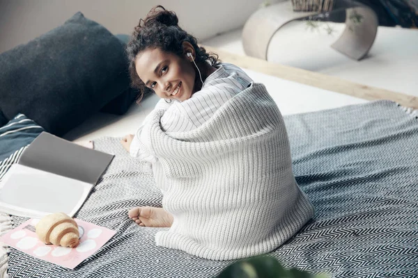 Aconchegante Casa Retrato Jovem Mulher Pijama Branco Sentado Cama Revista — Fotografia de Stock