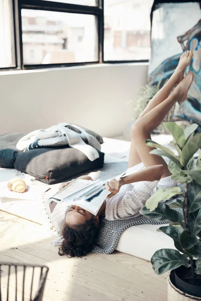 Tânăra Fată Frumoasă Pijama Distrează Dormitorul Design Scandinav — Fotografie, imagine de stoc