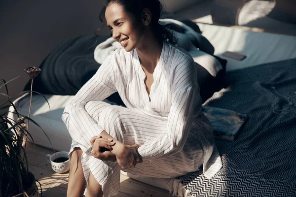 Солнечный Портрет Молодой Женщины Пижаме Сидящей Кровати — стоковое фото