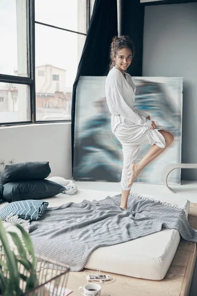 Joven Hermosa Chica Pijama Divirtiéndose Dormitorio Diseño Escandinavo Gran Pintura —  Fotos de Stock