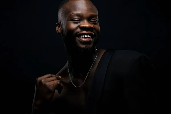 Ciemny Klucza Portret Przystojny Uśmiechający Się Model Mężczyzna Ubrany Czarny — Zdjęcie stockowe