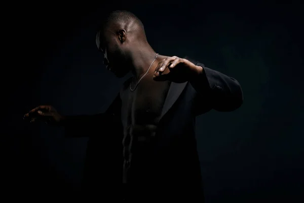 Тёмный Ключевой Портрет Сексуального Танцора Топлесс Курткой Плечах Цепью Шее — стоковое фото