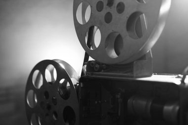Vintage Film projektör. Film makaraları. Siyah ve beyaz. Natürmort, yakın çekim   