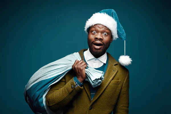 Сучасні Санта Клауса Здивований Людина Зелений Пальто Синім Санта Hat — стокове фото
