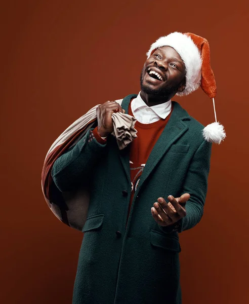 Nowoczesne Santa Claus Uśmiechnięty Mężczyzna Emocjonalne Pozowanie Zielony Płaszcz Czerwony — Zdjęcie stockowe