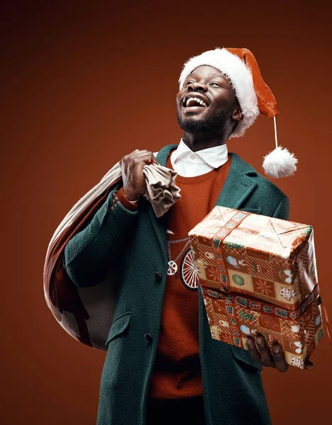 Nowoczesne Santa Claus Uśmiechnięty Mężczyzna Emocjonalne Pozowanie Zielony Płaszcz Czerwony — Zdjęcie stockowe