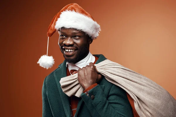 Сучасні Санта Клауса Усміхаючись Емоційна Людина Пальто Зелений Червоний Светр — стокове фото