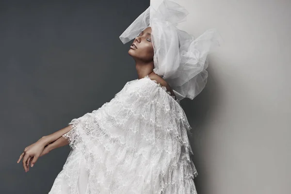 Potret Studio Wanita Dengan Make Putih Dalam Gaun Renda Putih — Stok Foto