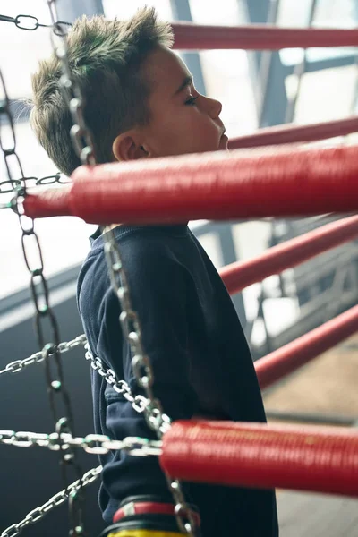 Malý Chlapec Boxer Stojící Ring Červené Rukavice Studio Záběr — Stock fotografie