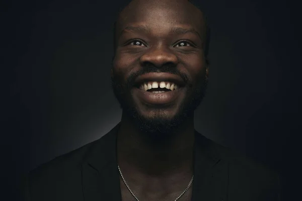 Чорний Ключовий Портрет Усміхненої Людини Бородою Вусами Чоловік Одягнений Чорну — стокове фото