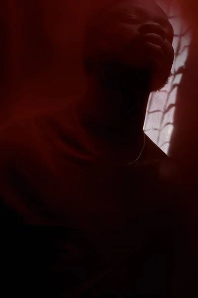 Художній Портрет Чорношкірого Чоловіка Позує Червоною Тканиною Чуттєвий Мистецький Виступ — стокове фото