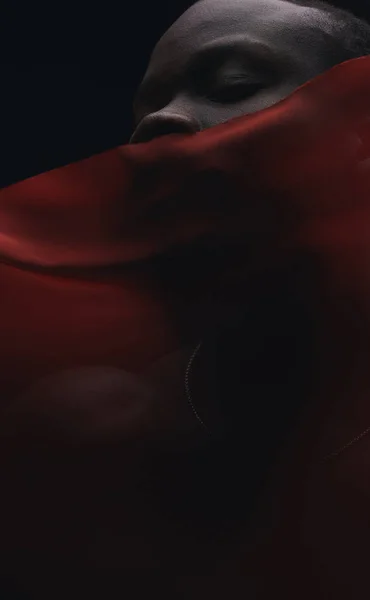 Художественный Портрет Черного Мужчины Позирующего Красной Тканью Чувственно Арт Перформанс — стоковое фото