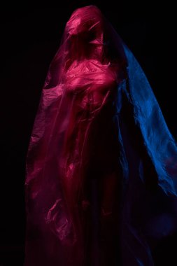 Sanat kadın polietilen mor, mavi ve kırmızı ışıklar ile poz çıplak portresi. Stüdyo vurdu.