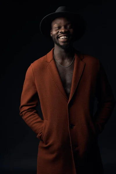 Σκούρο Κλειδί Πορτρέτο Του Όμορφος Χαμογελαστός Άνθρωπος Γενειάδα Άντρας Ντυμένος — Φωτογραφία Αρχείου