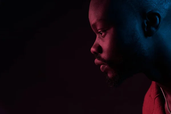 Retrato Cerca Hombre Guapo Con Barba Perfil Estudio Plano Fondo — Foto de Stock