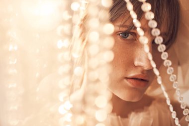 Mavi gözleri ve bang, çıplak tül elbise içinde suni olan rüya gibi kadın yumuşak Güzellik Portresi. Stüdyo vurdu