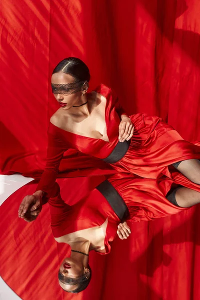 Элегантная Сексуальная Красивая Молодая Женщина Красном Шелковом Платье Черном Кружеве — стоковое фото