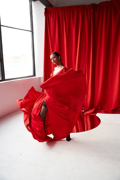 Сексуальная Брюнетка Длинном Красном Платье Танцует Студии Большими Окнами Красными — стоковое фото
