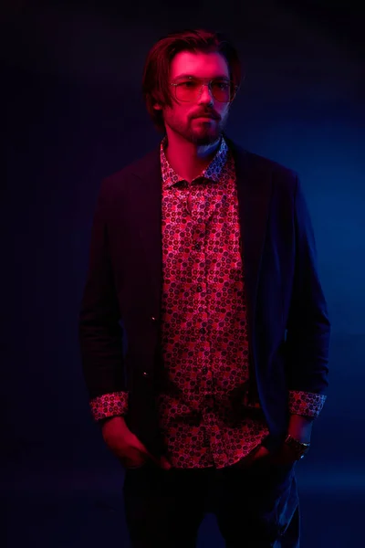 Neon Ljus Porträtt Stilig Manlig Modell Med Mörka Medellångt Hår — Stockfoto