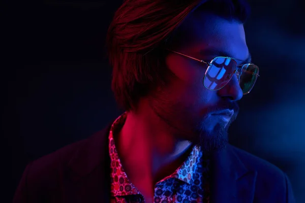 Närbild Neon Ljus Porträtt Stilig Manlig Modell Med Mörka Medellångt — Stockfoto