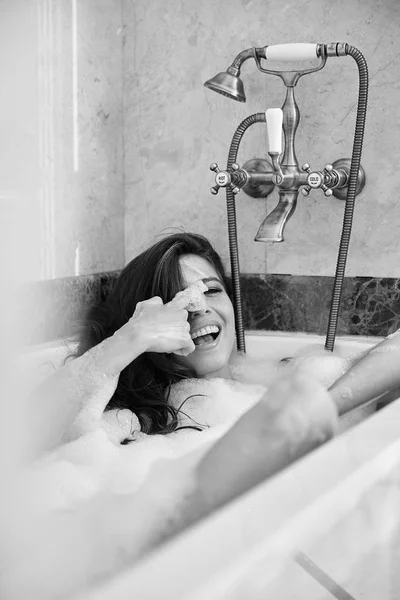 性感的布鲁内特意大利女人与长波浪头发坐在浴缸里 有乐趣 — 图库照片