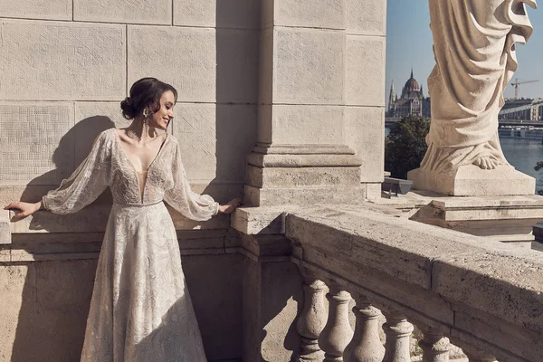 Bela Noiva Morena Vestido Luxo Perto Edifício Antigo Budapeste — Fotografia de Stock