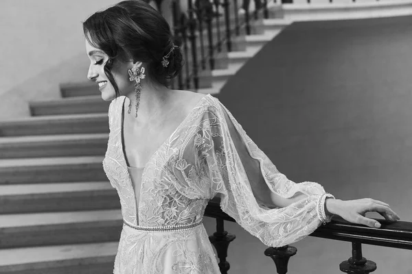 Retrato Cinematográfico Noiva Morena Emocional Bonita Vestido Luxo Sobre Escadas — Fotografia de Stock