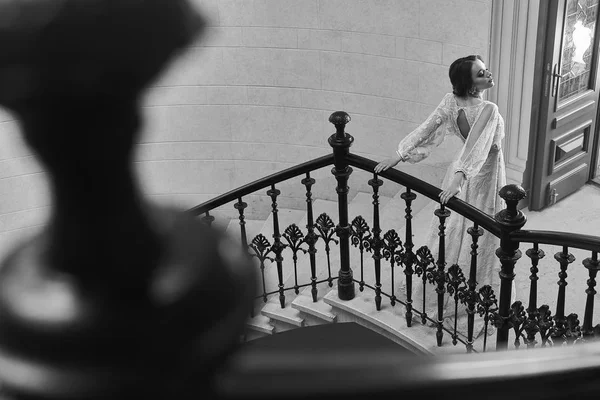 Портрет Красивої Брюнетки Нареченої Розкішній Сукні Стоїть Сходах Чорно Білий — стокове фото