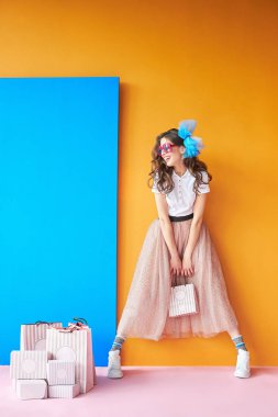 Beyaz gömlek ve pembe glitter etek mutlu şekerlemeci kadın renkli portre. Şeker renkleri.