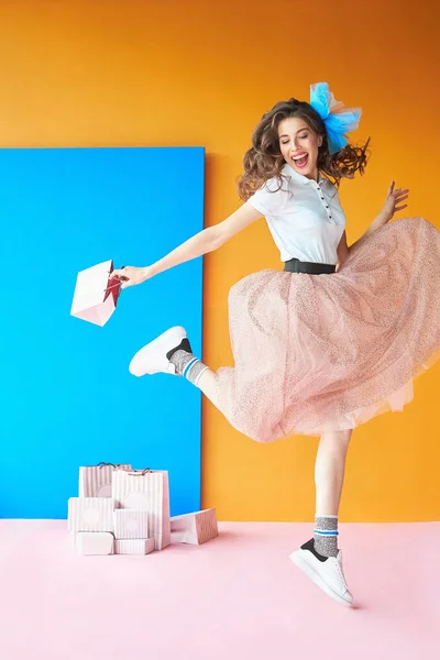 Colorido Retrato Mujer Confitera Feliz Camisa Blanca Falda Brillo Rosa — Foto de Stock