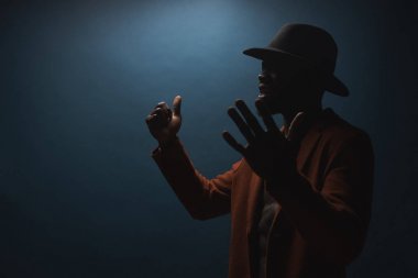 Şapka ve ceket erkek şarkıcı portresi. Sanatçı, oyuncu