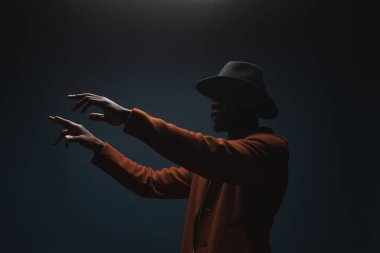 Şapka ve ceket erkek şarkıcı portresi. Sanatçı, oyuncu