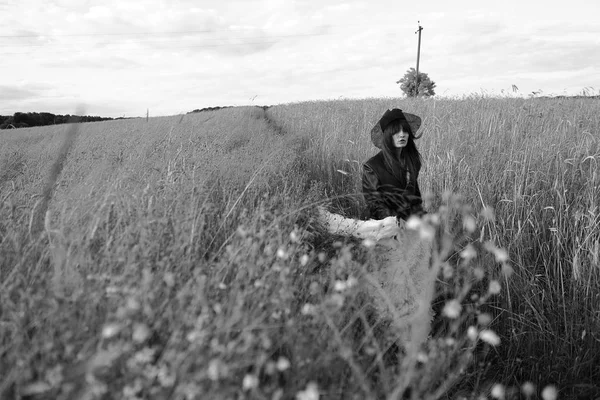 Portrait Noir Blanc Belle Jeune Femme Veste Cuir Chapeau Noir — Photo