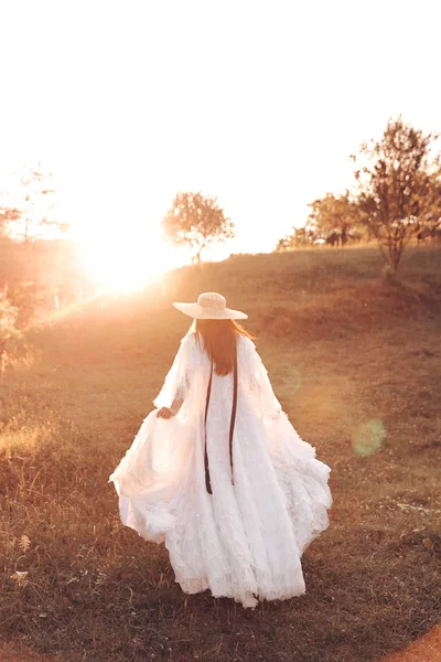 Женщина Белом Платье Модная Шляпа Идущая Полю Закате Золотой Час — стоковое фото
