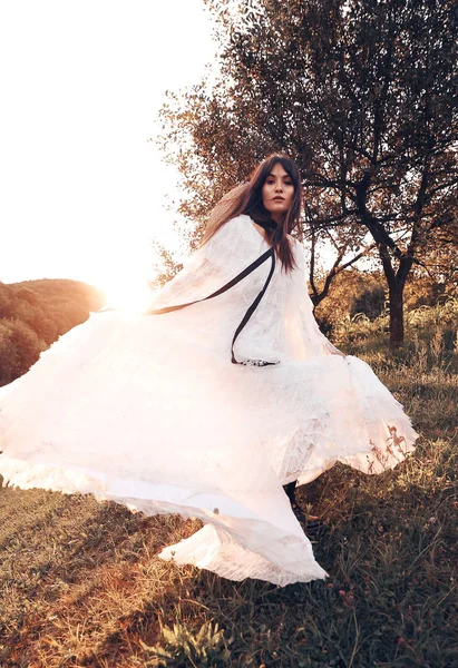 Красива Жінка Білій Сукні Ходить Саду Захід Сонця Золота Година — стокове фото