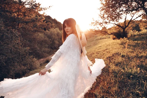 Bella Donna Abito Bianco Boho Piedi Giardino Tramonto Ora Oro — Foto Stock