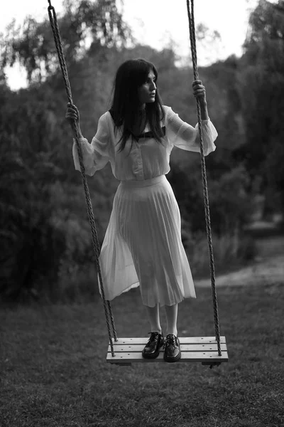 Monokrom Potret Wanita Cantik Dalam Pakaian Vintage Berdiri Ayunan — Stok Foto