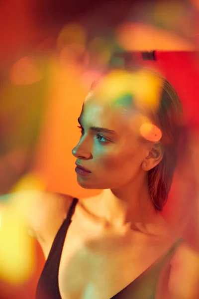 Портрет Модного Мистецтва Молодої Сексуальної Жіночої Моделі Позує Різнокольорових Вогнях — стокове фото