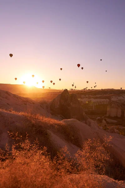 Foto Nascer Sol Capadócia Com Balões Céu Sobre Colinas Arenosas — Fotografia de Stock