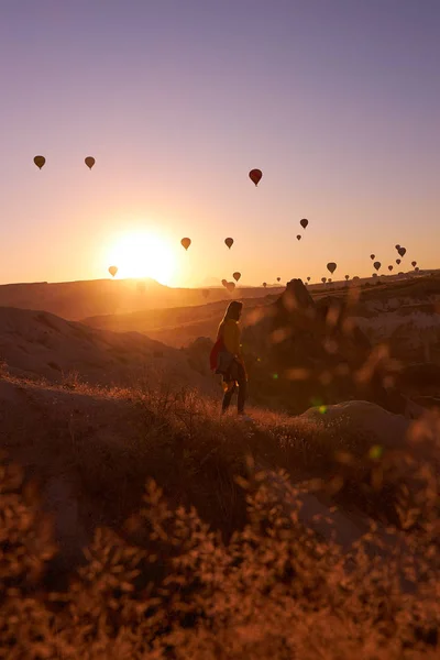 Foto Nascer Sol Capadócia Com Balões Céu Sobre Colinas Arenosas — Fotografia de Stock