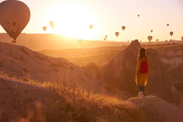 Foto Nascer Sol Capadócia Com Balões Céu Uma Menina Com — Fotografia de Stock