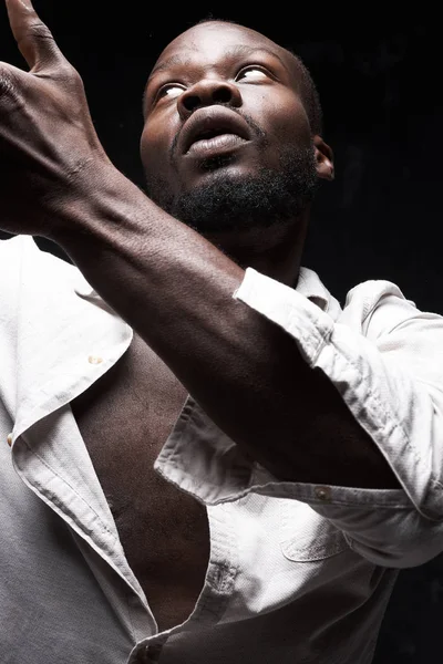 Retrato Hombre Negro Traje Lino Sobre Fondo Negro Levanta Mano —  Fotos de Stock
