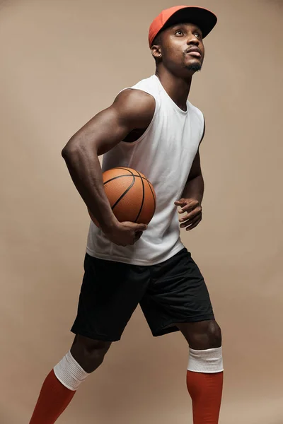 Photo Joueur Basket Ball Sportif Peau Foncée Studio Sur Fond — Photo