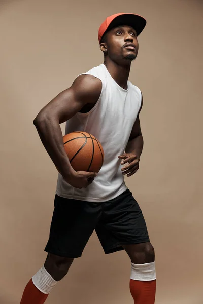 Photo Joueur Basket Ball Sportif Peau Foncée Studio Sur Fond — Photo