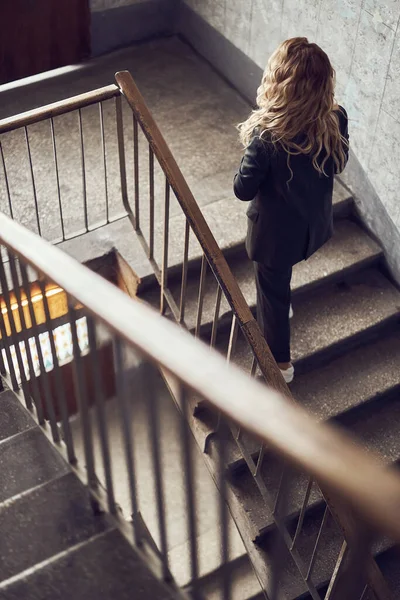 Foto Una Mujer Con Pelo Largo Rubio Rizado Vestida Con — Foto de Stock