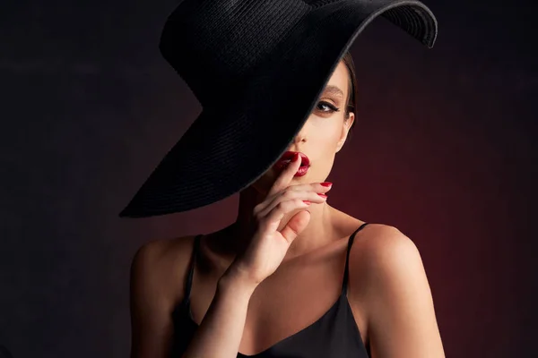 모자를 전문적 화장을 아름다운 소녀의 초상화를 그녀는 손가락으로 그녀의 입술을 — 스톡 사진