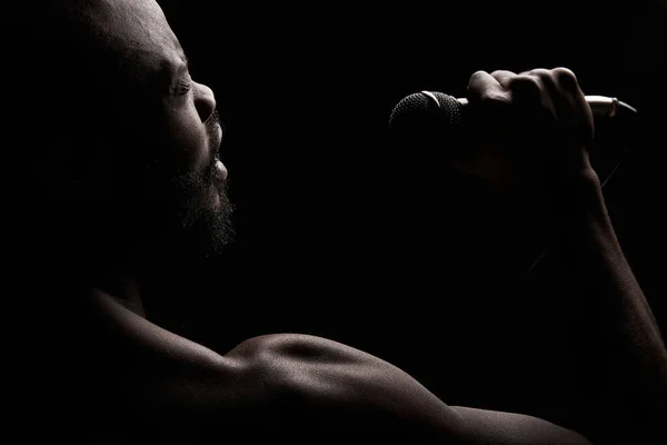 배경에 수염을 근육질의 잘생긴 남자가 감정적으로 마이크로 노래하는 — 스톡 사진