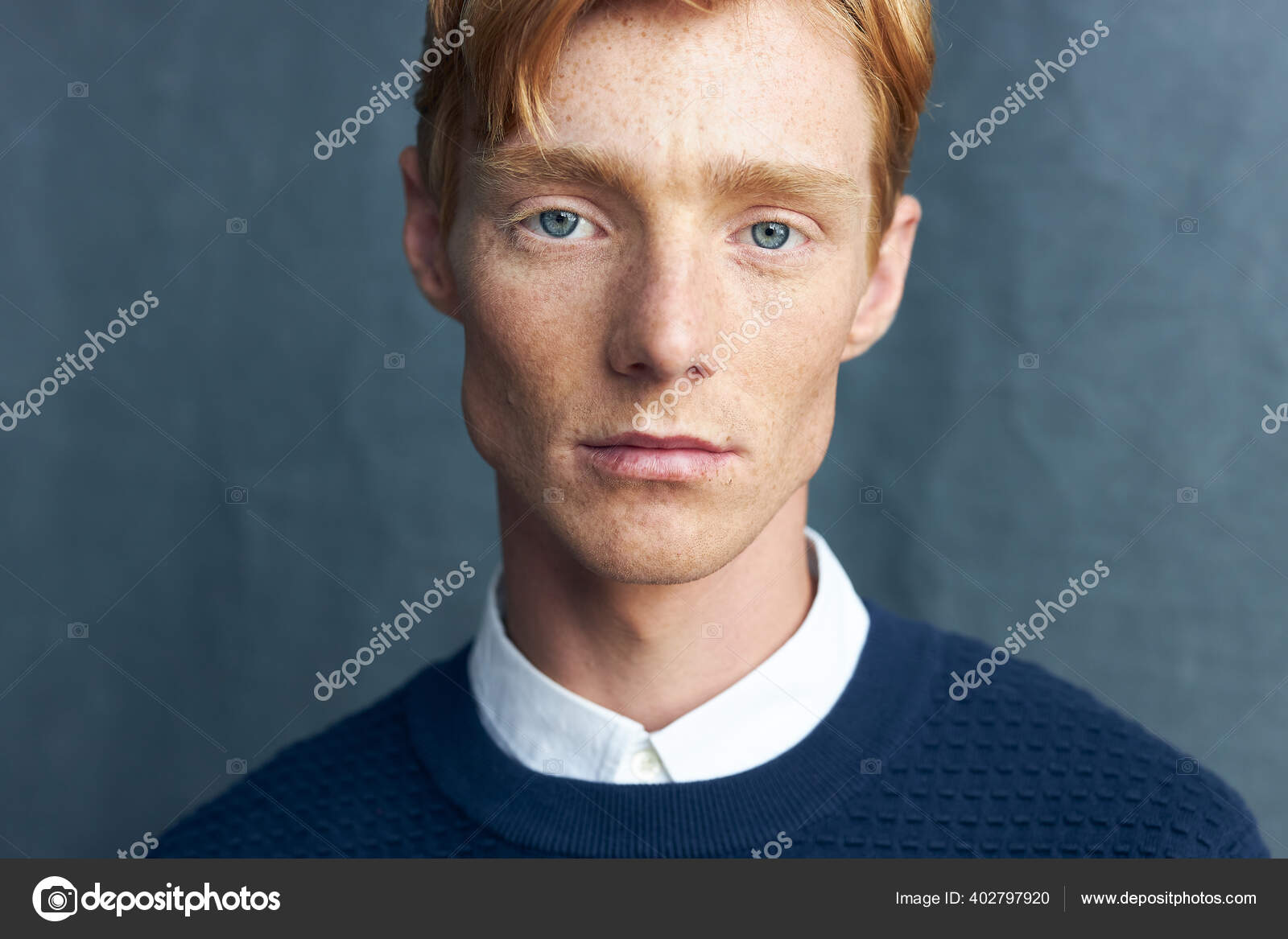 Retrato Estúdio Jovem Modelo Masculino Com Cabelo Vermelho Sardas