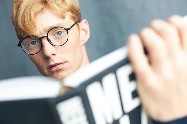 Porträtt Ung Stilig Rödhårig Man Med Fräknar Och Genomskinliga Glasögon — Stockfoto